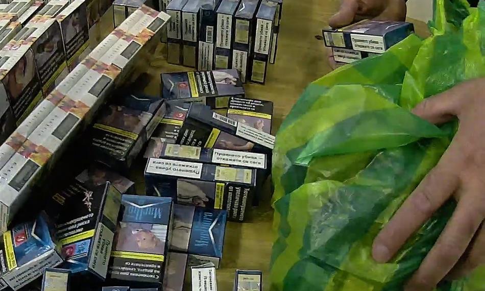 celník vybaluje cigarety